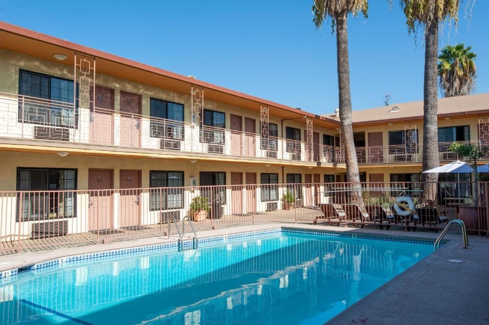 Studio City Court Yard Hotel